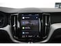 Volvo XC60 T8 Plug-in hybrid AWD Plus Dark Long Range | Panoramadak | Semi-Elektrische Trekhaak | Google Infotainment | Parkeercamera | Parkeersensoren voor + achter | Stoelverwarming |