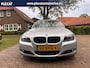 BMW 3-Serie 325i Business Line Aut. | Xenon | Apple Carplay | Slechts 125.000KM | Orgineel NL Geleverd | Trekhaak | PDC | Historie