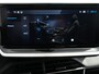 Peugeot e-208 GT | 8 jaar fabrieksgarantie of 160.000 kilometer op het accupakket | Adaptieve cruise control met Stop&Go functie | Armsteunen op de voorportieren bekleed met kunstleder met groen sierstiksel (GT-Line)