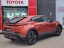 Toyota C-HR / C-HR+ First Edition 77 kWh NIEUW DIRECT LEVERBAAR STOEL/STUUR VERWARMING AD-CRUISE CONTROL ELEK. ACHTERKLEP 20" LM VELGEN