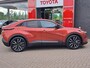 Toyota C-HR / C-HR+ First Edition 77 kWh NIEUW DIRECT LEVERBAAR STOEL/STUUR VERWARMING AD-CRUISE CONTROL ELEK. ACHTERKLEP 20" LM VELGEN