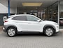 Hyundai Kona Electric EV Fashion 64 kWh | 94,7% SOH | Trekhaak | Warmtepomp | Head-Up | 3Fase | Krell | Dodehoeksensoren | Camera |