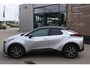 Toyota C-HR / C-HR+ HYBRID 140 DYNAMIC ANDROID/APPLE AD-CRUISE PRIVACY-GLASS PARK-SENSOREN KEYLESS 18"LMV BLISS NL-AUTO