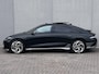 Hyundai Ioniq 6 Lounge AWD 325 pk 77.4 kWh / Fabrieksgarantie tot 5-2029 / tot 05-2032 Batterijgarantie / SoH accu 100 % / Dealer onderhouden / Camera spiegels / Schuifdak / Elektrische stoelen en klep / Leder / Camera 360° / BOSE / Adapt. CC / Stuur-, stoel- & achterbankverwarming / Stoelventilatie / 20" LM wielen /
