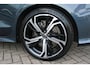 Volvo V60 2.0 T6 350PK Plug-in hybrid AWD Plus Dark | PANORAMISCH SCHUIF/KANTELDAK | PREMIUM AUDIO HARMAN/KARDON | NAVIGATIE VIA GOOGLE AUTO | APPLE CARPLAY / ANDROID AUTO | FULL-LED KOPLAMPEN | VERLICHTINGSPACK 2 | TREKHAAK MET SEMI ELEKTRISCH INKLAPBARE KOGEL 1800KG TREKGEWICHT! | 19'' 5-DOUBLE SPAAKS MATT GRAPHITE / DIAMOND CUT VELGEN | LEDEREN BEKLEDING | POWER SEATS - BESTUURDERS- EN PASSAGIERSSTOEL ELEKTRISCHVERSTELBAAR MET GEHEUGEN, ELEKTRISCH VERSTELBARE ZITVERLENGERS /LENDESTEUN VIERVOUDIG | STOEL- EN ACHTERBANKVERWARMING | STUURVERWARMING | VOORRUITVERWARMING | PARKEERVERWARMING MET TIMER (STANDKACHEL) | VISUAL PARK ASSIST - CAMERA VOOR + ACHTER INCL. 360 GRADEN VIEW | EXTRA GETINTE ACHTERRUITEN | ELEKTRISCH BEDIENBARE ACHTERKLEP | ELEKTRISCH INKLAPBARE BUITENSPIEGELS |