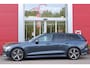 Volvo V60 2.0 T6 350PK Plug-in hybrid AWD Plus Dark | PANORAMISCH SCHUIF/KANTELDAK | PREMIUM AUDIO HARMAN/KARDON | NAVIGATIE VIA GOOGLE AUTO | APPLE CARPLAY / ANDROID AUTO | FULL-LED KOPLAMPEN | VERLICHTINGSPACK 2 | TREKHAAK MET SEMI ELEKTRISCH INKLAPBARE KOGEL 1800KG TREKGEWICHT! | 19'' 5-DOUBLE SPAAKS MATT GRAPHITE / DIAMOND CUT VELGEN | LEDEREN BEKLEDING | POWER SEATS - BESTUURDERS- EN PASSAGIERSSTOEL ELEKTRISCHVERSTELBAAR MET GEHEUGEN, ELEKTRISCH VERSTELBARE ZITVERLENGERS /LENDESTEUN VIERVOUDIG | STOEL- EN ACHTERBANKVERWARMING | STUURVERWARMING | VOORRUITVERWARMING | PARKEERVERWARMING MET TIMER (STANDKACHEL) | VISUAL PARK ASSIST - CAMERA VOOR + ACHTER INCL. 360 GRADEN VIEW | EXTRA GETINTE ACHTERRUITEN | ELEKTRISCH BEDIENBARE ACHTERKLEP | ELEKTRISCH INKLAPBARE BUITENSPIEGELS |