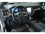 Volvo V60 T8 Automaat Plug-in hybrid AWD Plus Dark | Semi-Electrische Wegklapbare Trekhaak | Harman Kardon Premium Audio | 360° Parkeercamera | Parkeersensoren voor + achter | Stoelverwarming | Panoramadak | Head-Up Display .