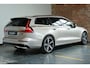 Volvo V60 T8 Automaat Plug-in hybrid AWD Plus Dark | Semi-Electrische Wegklapbare Trekhaak | Harman Kardon Premium Audio | 360° Parkeercamera | Parkeersensoren voor + achter | Stoelverwarming | Panoramadak | Head-Up Display .