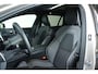Volvo V60 T8 Automaat Plug-in hybrid AWD Plus Dark | Semi-Electrische Wegklapbare Trekhaak | Harman Kardon Premium Audio | 360° Parkeercamera | Parkeersensoren voor + achter | Stoelverwarming | Panoramadak | Head-Up Display .
