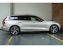 Volvo V60 T8 Automaat Plug-in hybrid AWD Plus Dark | Semi-Electrische Wegklapbare Trekhaak | Harman Kardon Premium Audio | 360° Parkeercamera | Parkeersensoren voor + achter | Stoelverwarming | Panoramadak | Head-Up Display .