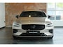 Volvo V60 T8 Automaat Plug-in hybrid AWD Plus Dark | Semi-Electrische Wegklapbare Trekhaak | Harman Kardon Premium Audio | 360° Parkeercamera | Parkeersensoren voor + achter | Stoelverwarming | Panoramadak | Head-Up Display .