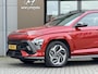 Hyundai Kona 1.6 GDI HEV N Line Sky / Trekhaak 1.300 KG / Schuif- & Kanteldak / BOSE Audio / 360 Camera / Memory Seat / Elek. Bedienbare Voorstoelen / Stoelverwarming Voor + Achter / Stoelverkoeling / Elek. Achterklep /