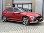 Hyundai Kona 1.6 GDI HEV N Line Sky / Trekhaak 1.300 KG / Schuif- & Kanteldak / BOSE Audio / 360 Camera / Memory Seat / Elek. Bedienbare Voorstoelen / Stoelverwarming Voor + Achter / Stoelverkoeling / Elek. Achterklep /