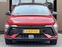 Hyundai Kona 1.6 GDI HEV N Line Sky / Trekhaak 1.300 KG / Schuif- & Kanteldak / BOSE Audio / 360 Camera / Memory Seat / Elek. Bedienbare Voorstoelen / Stoelverwarming Voor + Achter / Stoelverkoeling / Elek. Achterklep /