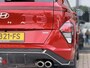 Hyundai Kona 1.6 GDI HEV N Line Sky / Trekhaak 1.300 KG / Schuif- & Kanteldak / BOSE Audio / 360 Camera / Memory Seat / Elek. Bedienbare Voorstoelen / Stoelverwarming Voor + Achter / Stoelverkoeling / Elek. Achterklep /