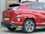 Hyundai Kona 1.6 GDI HEV N Line Sky / Trekhaak 1.300 KG / Schuif- & Kanteldak / BOSE Audio / 360 Camera / Memory Seat / Elek. Bedienbare Voorstoelen / Stoelverwarming Voor + Achter / Stoelverkoeling / Elek. Achterklep /