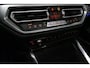 BMW 4-Serie Cabrio M440i xDrive High Executive / Air Collar (nekverwarming / BMW Laserlight / Elektr. verstelbare voorstoelen (links met memory) / Harman Kardon Surround Sound / Stoelverwarming / 20" / Rondomzichtcamera / HUD / Apple Carplay - Android Auto / Adaptief M onderstel / Elektr. wegklapbare trekhaak / Leder interieur / Dodehoekdetectie / Achteruitrijcamera
