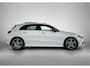 Mercedes-Benz A-klasse 180 AMG Nightpakket | Panoramadak | Sfeerverlichting | CarPlay | Augmented Reality | Parkeerpakket met Camera |. Inclusief 24 maanden Mercedes-Benz Certified garantie voor Europa.