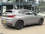 BMW X2 xDrive25e Business Edition Plus BOMVOL| M-SPORT| PHEV| PANO| NAP| STOEL + STUURVERWARMING| COMFORT ACCESS| ELEK. ACHTERKLEP| AFNEEMBARE TREKHAAK| HUD| ACHTERUITRIJCAMERA| APPLE CARPLAY