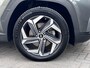 Hyundai Tucson 1.6 T-GDI PHEV Comfort Smart 4WD / Fabrieksgarantie tot 02-2027 / Afn. trekhaak 1.350 kg / Navigatie / Apple Carplay Android / Camera / Stuur- & stoelverwarming /19" LM wielen /