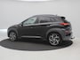 Hyundai Kona 1.6 GDI HEV Premium Automaat / Trekhaak / Lederen bekleding / HUD Display / Navigatie / Adaptieve Cruise Control / Elektrisch stoel voor / Stoel verwarming & koeling voor / NL Auto / Historie aanwezig /