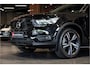 Volvo XC40 1.5 T5 Recharge R-Design 262PK Black Sportstoelen, Panorama dak, Memory, Camera, Senses Connect met High Performance Sound by Harman-Kardon, Intelisafe Pro/ Winter/ Ambiente/ Laadruimte/ Licht/ Park Pack, Voorruit verwarming, Lmv