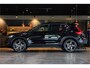 Volvo XC40 1.5 T5 Recharge R-Design 262PK Black Sportstoelen, Panorama dak, Memory, Camera, Senses Connect met High Performance Sound by Harman-Kardon, Intelisafe Pro/ Winter/ Ambiente/ Laadruimte/ Licht/ Park Pack, Voorruit verwarming, Lmv