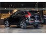 Volvo XC40 1.5 T5 Recharge R-Design 262PK Black Sportstoelen, Panorama dak, Memory, Camera, Senses Connect met High Performance Sound by Harman-Kardon, Intelisafe Pro/ Winter/ Ambiente/ Laadruimte/ Licht/ Park Pack, Voorruit verwarming, Lmv