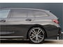 BMW 3-Serie Touring 320e | M Sport LCI | Dravitgrau | Leer / Alcantara | Trekhaak afn. | 19 Inch | Stoelverwarming | Live Cockpit Plus | M-Pakket