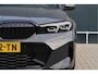 BMW 3-Serie Touring 320e | M Sport LCI | Dravitgrau | Leer / Alcantara | Trekhaak afn. | 19 Inch | Stoelverwarming | Live Cockpit Plus | M-Pakket