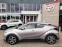 Toyota C-HR / C-HR+ 2.0 HYBRID DYNAMIC TREKHAAK 4S-BANDEN NAVI PARK-SENSOREN 18''LMV APPLE/ANDROID CAMERA BLUETOOTH NL-AUTO AD-CRUISE