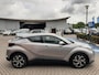 Toyota C-HR / C-HR+ 2.0 HYBRID DYNAMIC TREKHAAK 4S-BANDEN NAVI PARK-SENSOREN 18''LMV APPLE/ANDROID CAMERA BLUETOOTH NL-AUTO AD-CRUISE