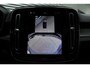 Volvo EC40 Single Motor Extended Range Ultra Black Ed. 82kWh| Zwarte Lichtmetalen Velgen 20" | Panoramadak |Microtech/Nubuck Stoelen| Verwarmbare voorstoelen+stuurwiel | Achterbank Verwarmd| Elektrisch bedienbare voorstoelen | 360 graden camera | Premium Audio by Harman Kardon | Warmtepomp | Adaptieve Cruise Control | Extra Getint Glas Achter|