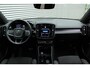 Volvo EC40 Single Motor Extended Range Ultra Black Ed. 82kWh| Zwarte Lichtmetalen Velgen 20" | Panoramadak |Microtech/Nubuck Stoelen| Verwarmbare voorstoelen+stuurwiel | Achterbank Verwarmd| Elektrisch bedienbare voorstoelen | 360 graden camera | Premium Audio by Harman Kardon | Warmtepomp | Adaptieve Cruise Control | Extra Getint Glas Achter|