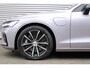 Volvo V60 T6 Plug-in hybrid AWD Plus Dark | Trekhaak | 360 graden camera | Verwarmbare voorstoelen en stuurwiel | Premium audio by Harman Kardon | Adaptieve cruise control | Verwarmbare achterbank en achterruit
