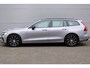 Volvo V60 T6 Plug-in hybrid AWD Plus Dark | Trekhaak | 360 graden camera | Verwarmbare voorstoelen en stuurwiel | Premium audio by Harman Kardon | Adaptieve cruise control | Verwarmbare achterbank en achterruit