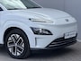 Hyundai Kona Electric EV Comfort 39 kWh / Accu SOH 100% / 8 Jaar Batterijgarantie / Fabrieksgarantie tot 3-2027 / Dealer Onderhouden / 3 Fase Laden CCS Snelladen / Stoel & Stuurwiel Verwarming / Navigatie via Apple Carplay & Android Auto / Adaptieve Cruise / Keyless / DAB /