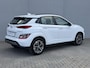 Hyundai Kona Electric EV Comfort 39 kWh / Accu SOH 100% / 8 Jaar Batterijgarantie / Fabrieksgarantie tot 3-2027 / Dealer Onderhouden / 3 Fase Laden CCS Snelladen / Stoel & Stuurwiel Verwarming / Navigatie via Apple Carplay & Android Auto / Adaptieve Cruise / Keyless / DAB /