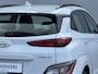 Hyundai Kona Electric EV Comfort 39 kWh / Accu SOH 100% / 8 Jaar Batterijgarantie / Fabrieksgarantie tot 3-2027 / Dealer Onderhouden / 3 Fase Laden CCS Snelladen / Stoel & Stuurwiel Verwarming / Navigatie via Apple Carplay & Android Auto / Adaptieve Cruise / Keyless / DAB /