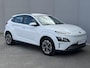 Hyundai Kona Electric EV Comfort 39 kWh / Accu SOH 100% / 8 Jaar Batterijgarantie / Fabrieksgarantie tot 3-2027 / Dealer Onderhouden / 3 Fase Laden CCS Snelladen / Stoel & Stuurwiel Verwarming / Navigatie via Apple Carplay & Android Auto / Adaptieve Cruise / Keyless / DAB /