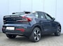 Volvo EC40 Single Motor Extended Range 82 kWh Plus |**17% BIJTELLING**| Panoramadak | Premium audio by Harman Kardon | Apple carplay/Android auto | Verwarmbare voorstoelen en stuurwiel | Warmtepomp | Denim Blue metallic | 19 inch Lichtmetalen velgen| Dak in contrasterend Black Stone Solid