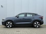 Volvo EC40 Single Motor Extended Range 82 kWh Plus |**17% BIJTELLING**| Panoramadak | Premium audio by Harman Kardon | Apple carplay/Android auto | Verwarmbare voorstoelen en stuurwiel | Warmtepomp | Denim Blue metallic | 19 inch Lichtmetalen velgen| Dak in contrasterend Black Stone Solid