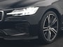 Volvo V60 T8 Twin Engine AWD R-Design PHEV 390pk Dealer O.H. | Trekhaak Af Fabriek | Panodak | Head Up | Harman / Kardon | Camera | Lederen Sportstoelen Memory & Verwarmd | Apple Carplay | Stuur Verwarmd | Navigatie | DAB | Plug In Hybrid |