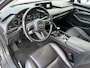 Mazda 3 2.0 SkyActiv Hybrid 150PK Exclusive-Line / Trekhaak / Stoel & Stuurverwarming / Lederen Bekleding / Head-Up Display / Elektrisch Bedienbare Bestuurdersstoel met Geheugen / Apple Carplay & Android Auto / Climate Control / Navigatie /