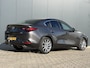 Mazda 3 2.0 SkyActiv Hybrid 150PK Exclusive-Line / Trekhaak / Stoel & Stuurverwarming / Lederen Bekleding / Head-Up Display / Elektrisch Bedienbare Bestuurdersstoel met Geheugen / Apple Carplay & Android Auto / Climate Control / Navigatie /