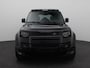 Land Rover Defender P300e X-dynamic SE | Urban uitgevoerd | 22" | Panoramisch Schuifdak | Elek. Trekhaak | ClearSight | Black Pack | Koelkast | Custom Leder |
