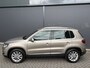 Volkswagen Tiguan 1.4 TSI R-Line Edition Airco - Apple carplay - Achteruitrijcamera - Parkeersensoren - Navigatie - Cruise control - Trekhaak - Dakrails - Led verlichting - Dakspoiler - Licht metalen velgen 18 inch - Stuur multifun - Start/stop systeem - Radio - Bluetooth - mistlampen voor
