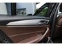 BMW 5-Serie Touring 530i High Executive M-sport | Incl. 12 maanden garantie | Panoramadak | Dodehoek detectie | Geheugenstoelen |  Parkeercamera | Standkachel | Head-up display | Elektrisch uitklapbare trekhaak | Stoelverwarming | Draadloze telefoonlader | Luxe lederen bekleding |