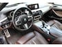 BMW 5-Serie Touring 530i High Executive M-sport | Incl. 12 maanden garantie | Panoramadak | Dodehoek detectie | Geheugenstoelen |  Parkeercamera | Standkachel | Head-up display | Elektrisch uitklapbare trekhaak | Stoelverwarming | Draadloze telefoonlader | Luxe lederen bekleding |