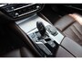 BMW 5-Serie Touring 530i High Executive M-sport | Incl. 12 maanden garantie | Panoramadak | Dodehoek detectie | Geheugenstoelen |  Parkeercamera | Standkachel | Head-up display | Elektrisch uitklapbare trekhaak | Stoelverwarming | Draadloze telefoonlader | Luxe lederen bekleding |